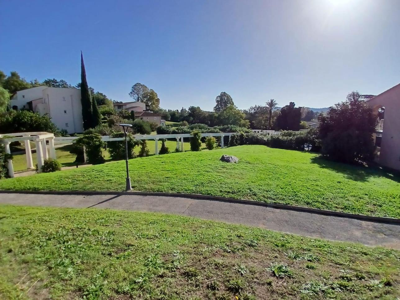 Appartement Grimaud Bord De Mer Exterior foto